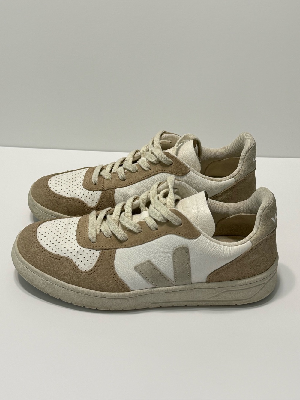 veja V- 10 Leather Suede Sneakers Lace Up White Tan Size 9